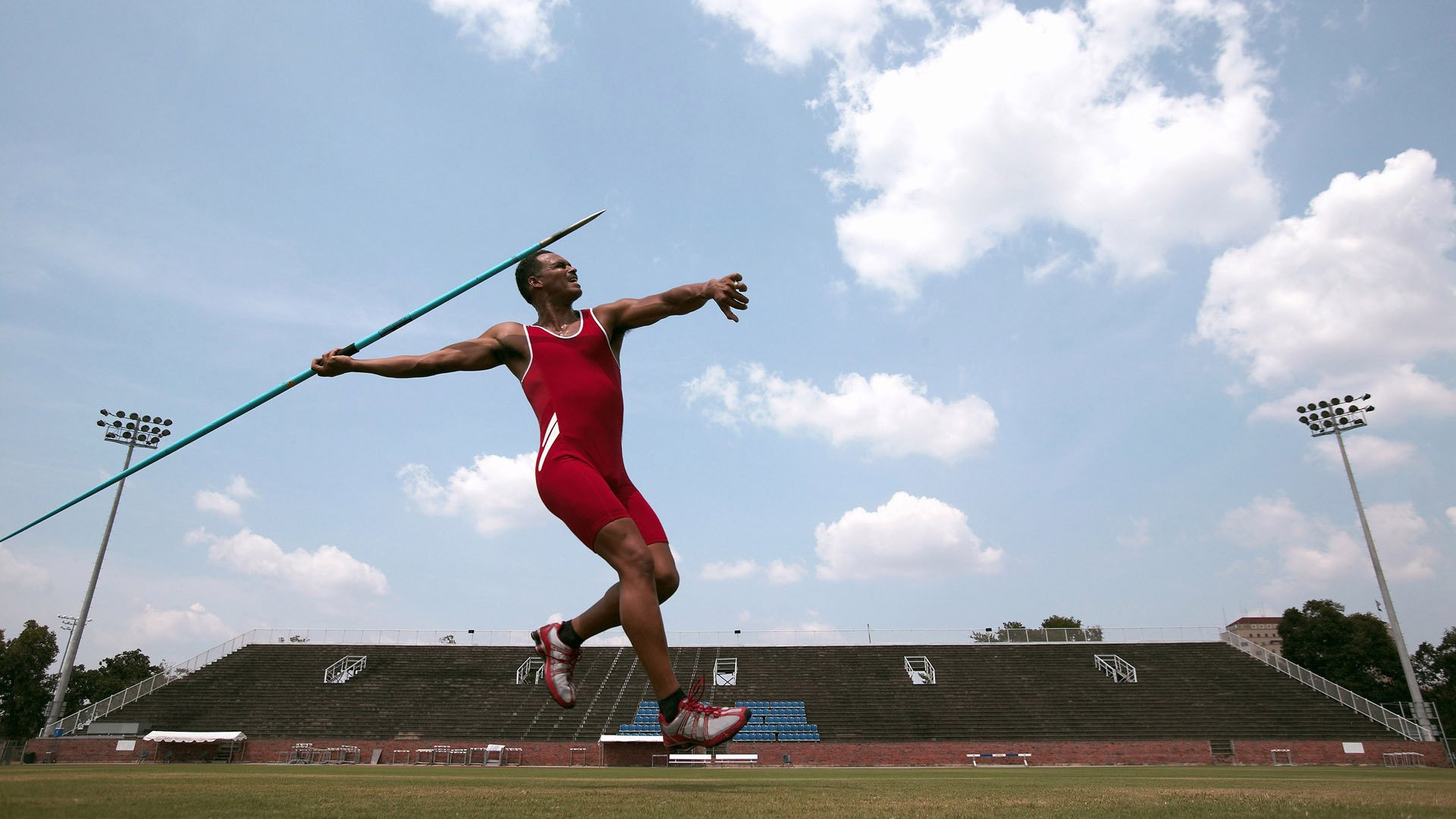 现场气氛火爆！球迷欢呼不断，场内外热情爆棚！，球赛现场的气氛