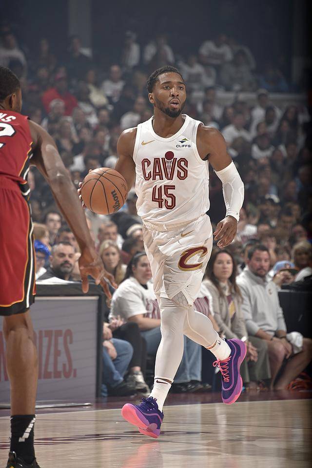 开云体育网站入口-米切尔腿筋拉伤，骑士季后赛前景蒙阴影 