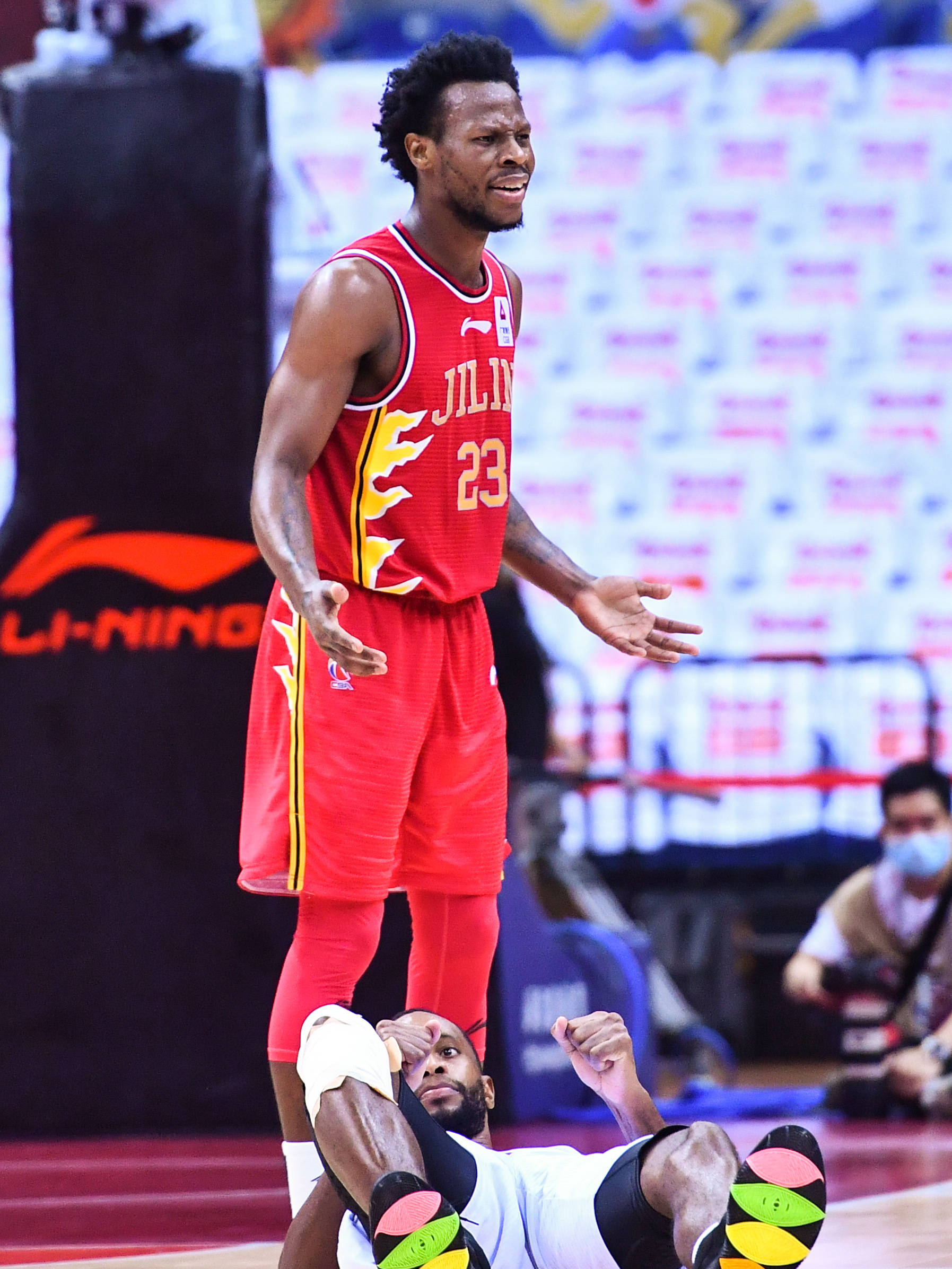 “经典回顾:历史上最轰动的季后赛逆转!” “经典回顾:历史上最轰动的季后赛逆转!”