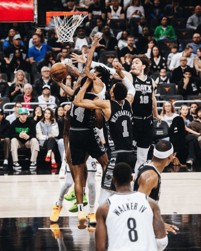 开云体育入口-欧文斋月期间送球迷食物，善举获赞的简单介绍